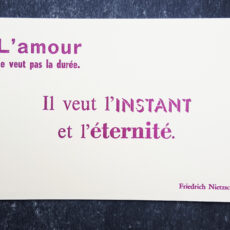 Carte postale citation Nietzsche. "L'amour ne veut pas la durée, il veut l'instant et l'éternité"