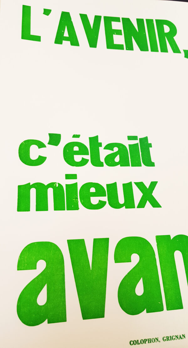 Gros plan de l'affiche typographique